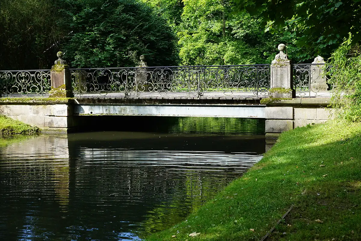 Die Donau kurz nach ihrem Ursprung in Donaueschingen